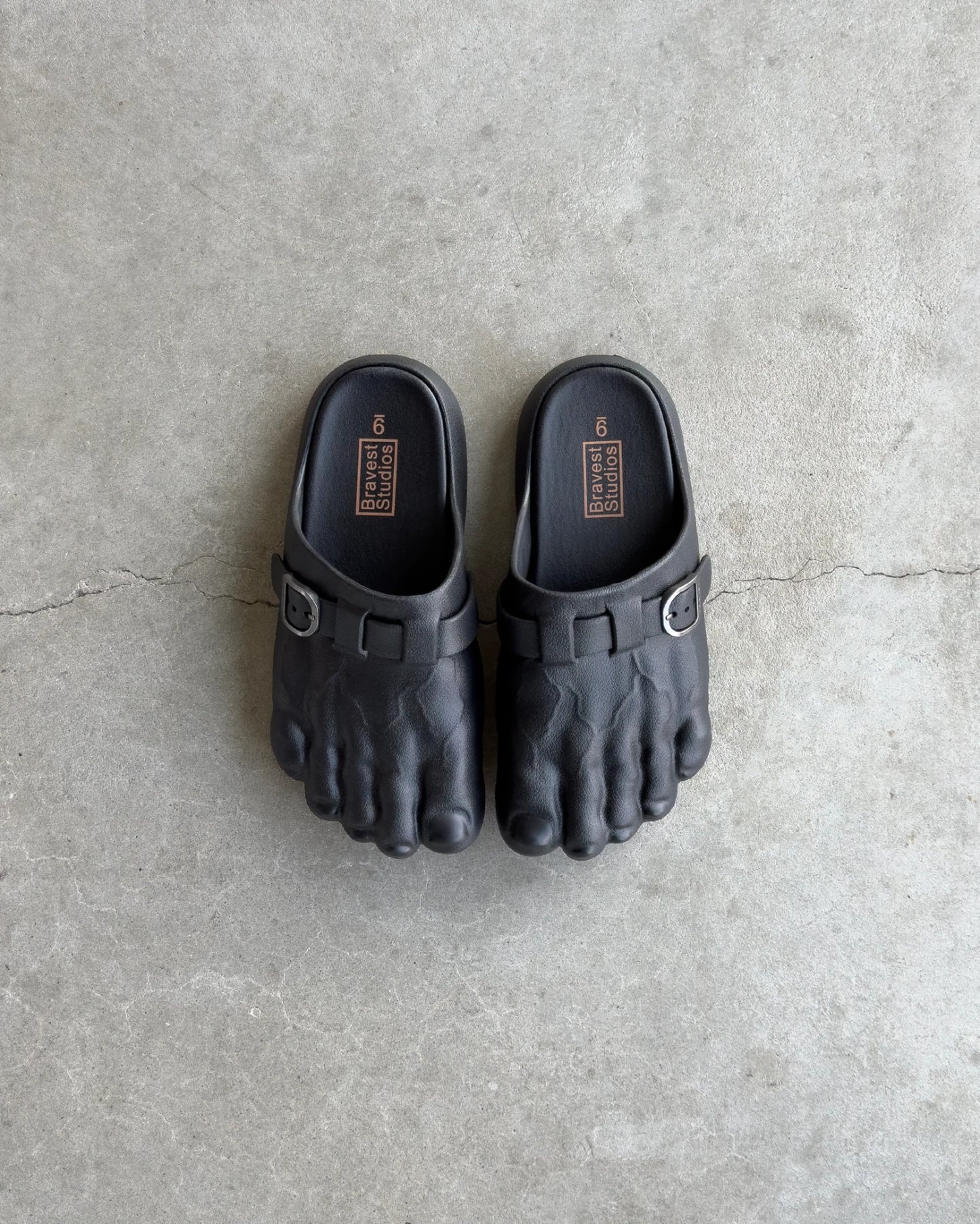 BLACK FOOT CLOGS