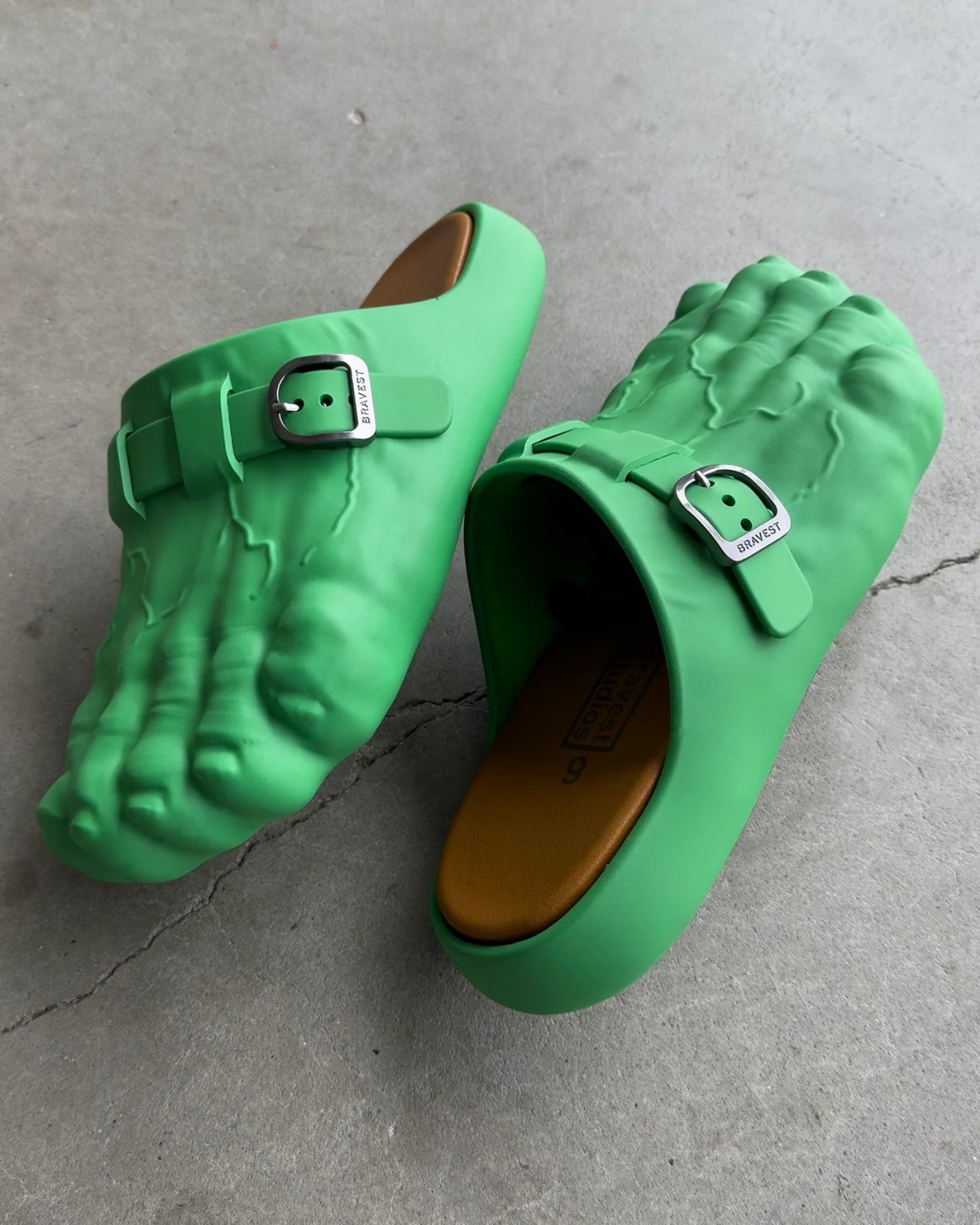 FOOT CLOGS